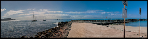 Ala Moana Beach Park looking towards the ocean and Diamond Head.  Click to see zoomified image